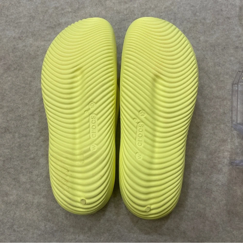 CROCS Mellow Recovery Sulphur Yellow Comfort Flip Flops Women's Size 10